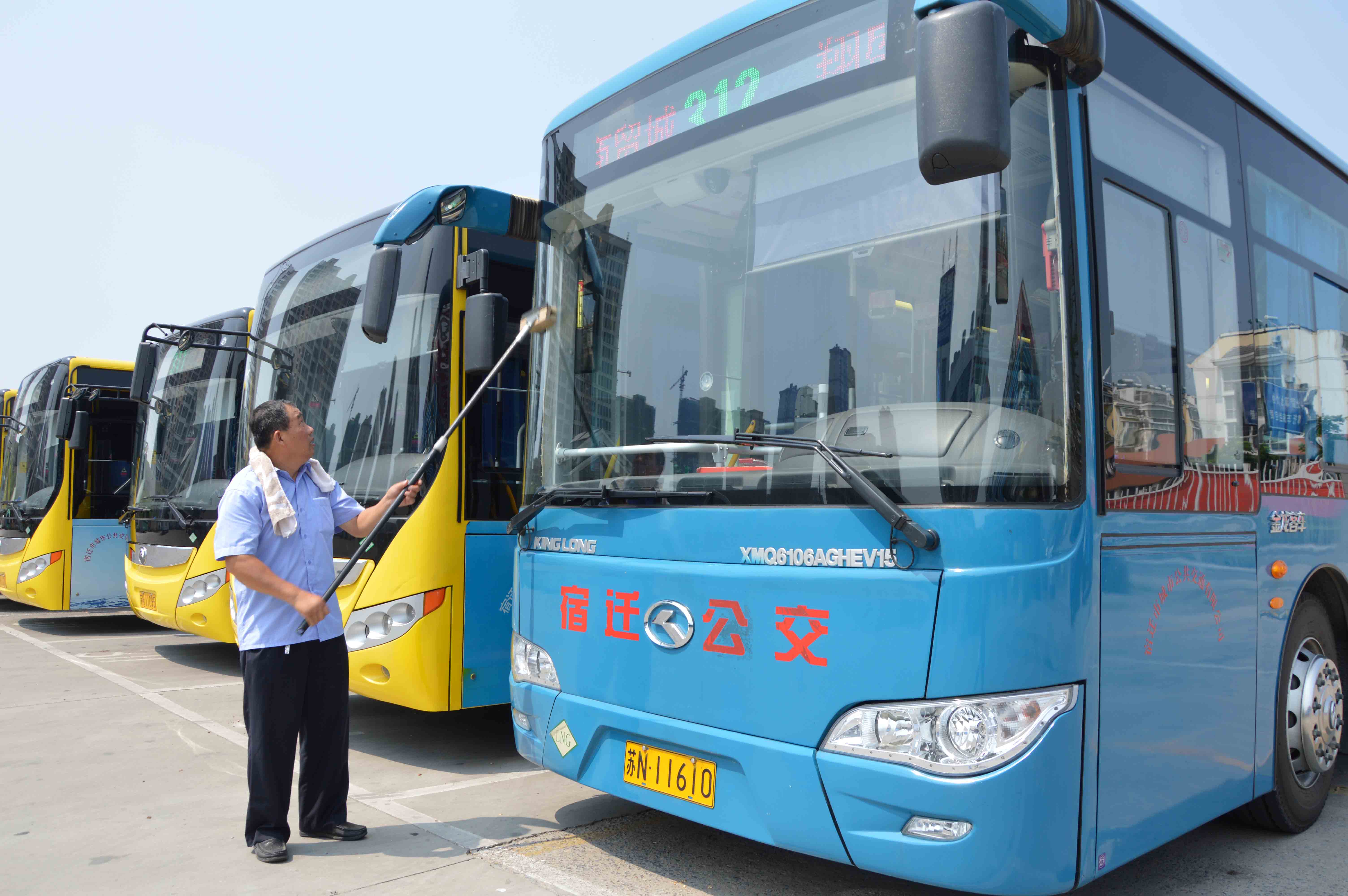 1 公交驾驶员高温下打扫车辆卫生.jpg